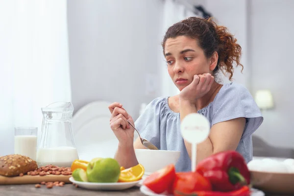 Young woman experiencing lack of appetite — Stock Photo, Image