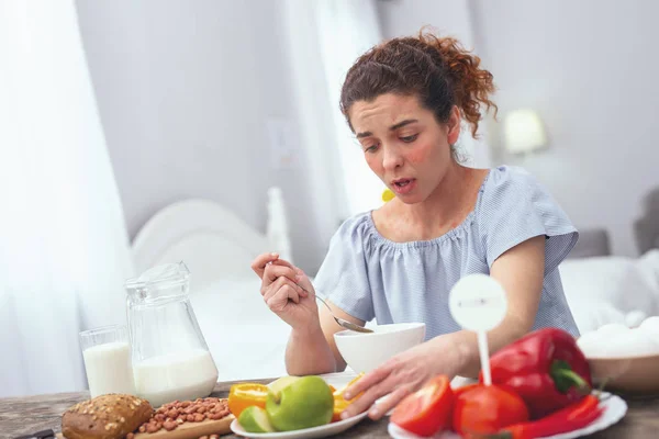 Giovane signora mantenendo una dieta rigorosa — Foto Stock