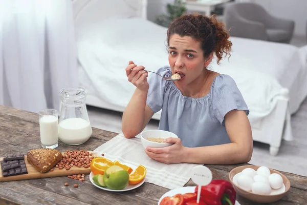Mladá dáma se snaží jíst zdravě — Stock fotografie