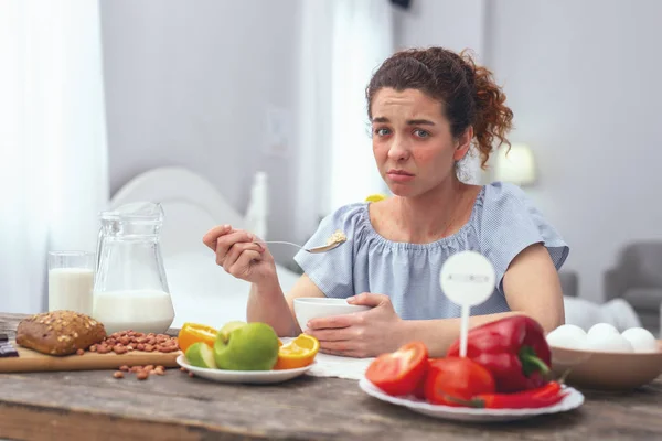 Adolescent woman having to eat healthy due to upset stomach — Stock Photo, Image