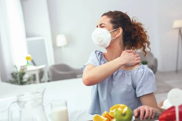 Jeune femme présentant des symptômes d'allergie alimentaire — Photo