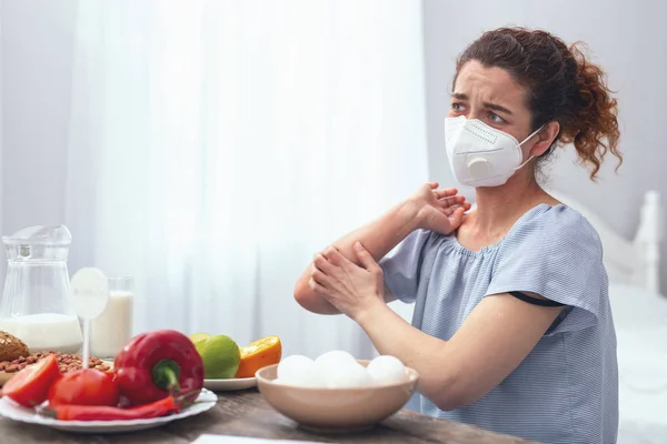 Reason Food Adolescent Lady Looking Worried Experiencing Allergic Itchiness Her — Stock Photo, Image