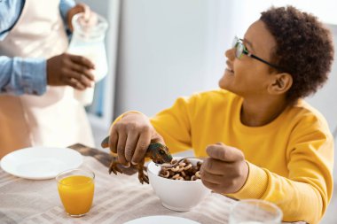 Sevimli çocuk babası ile kahvaltı sırasında oynarken sohbet