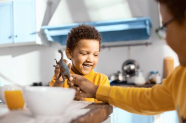 Tür yaşlı erkek kardeşi bir oyuncak dinozor veren