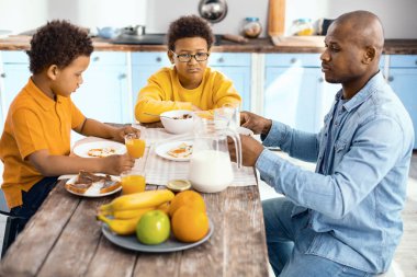 Genç Baba oğulları kahvaltı sırasında azar
