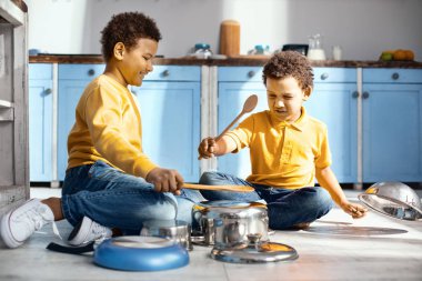 Müzisyenler gibi davranan neşeli küçük çocuklar