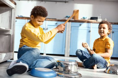 Tencere üzerinde müzik hoş küçük çocuklar