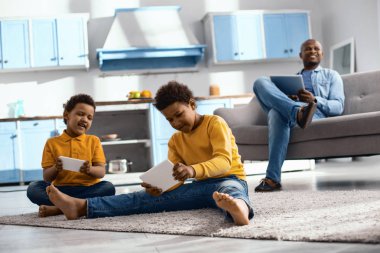 İyimser küçük çocukları kendi tablet üzerinde oynama