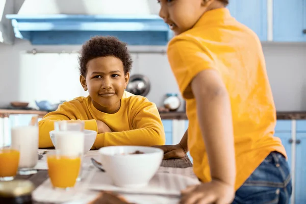 그의 동생과 함께 아침을 먹고 즐거운 나눠 보 — 스톡 사진