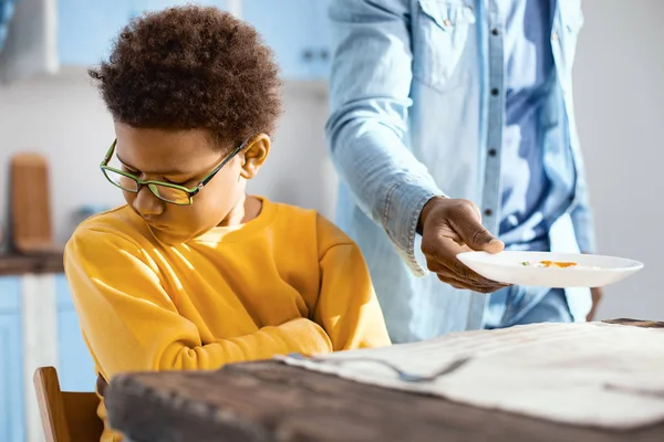 Dein Kochen Gefällt Mir Nicht Lockiger Teenager Der Die Arme — Stockfoto