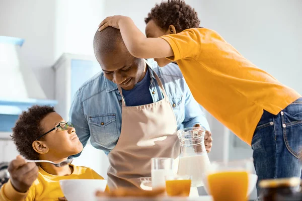 Babalar kulağına fısıldayarak hoş küçük çocuk