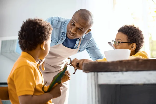 Loving young father asking his sons to behave themselves — Stock Photo, Image