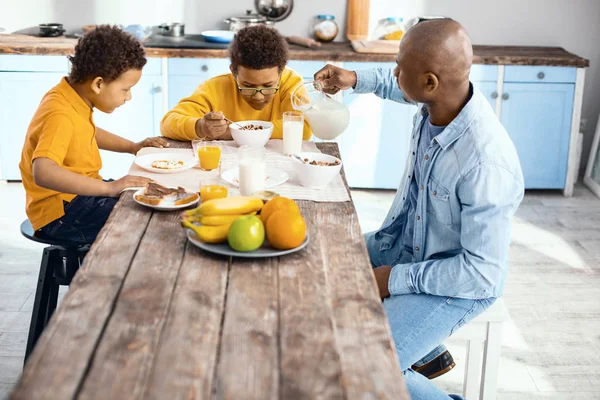 Bebida Saludable Agradable Joven Sentado Mesa Cocina Junto Con Sus — Foto de Stock