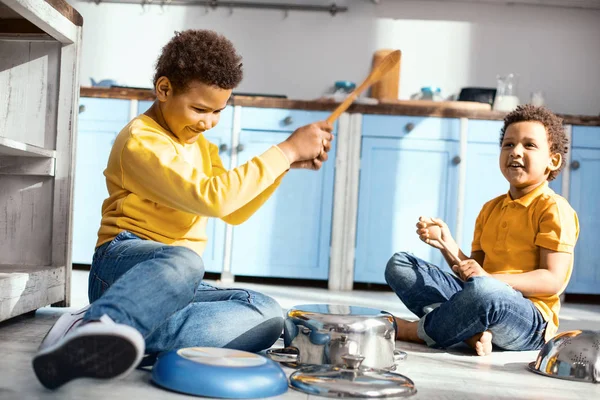 Tencere üzerinde müzik hoş küçük çocuklar