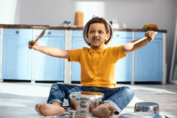 Niño alegre fingiendo ser un baterista — Foto de Stock