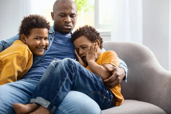 Cuidando al joven padre consolando a su hijo llorando —  Fotos de Stock