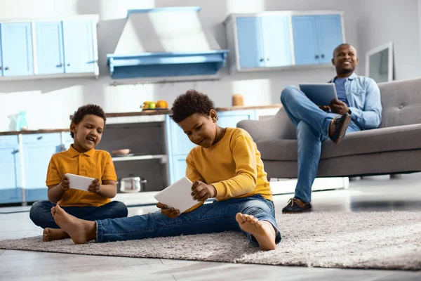 İyimser küçük çocukları kendi tablet üzerinde oynama