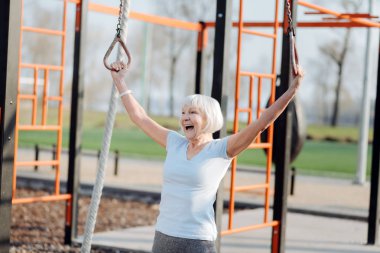 Yaşlı kadının barfiks çekmek yapması içerik
