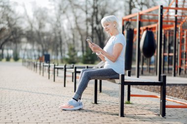 Mutlu yaşlı kadın müzik