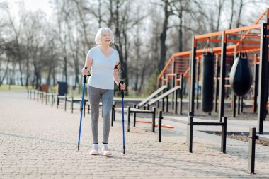 Koltuk değneği kullanarak ve yürüme uyarı kadın