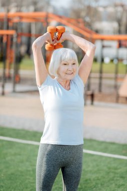 Uyarı kadın el ağırlıkları ile egzersiz