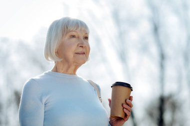 Mutlu kadın kahve ve hava zevk