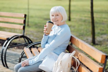 Bankta otururken kahve içme kadın içerik