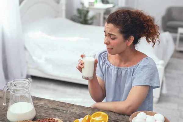 Молодая домохозяйка пьет молоко без лактозы — стоковое фото