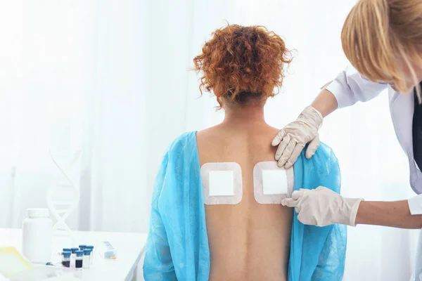 Больничный пациент получает лечение боли в спине — стоковое фото