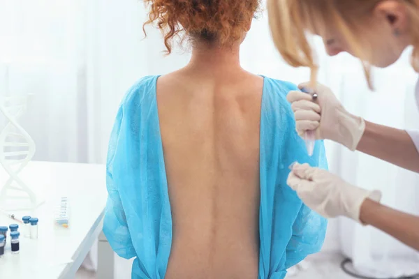 Odborný lékař užívání pacienty kůže vzorek — Stock fotografie
