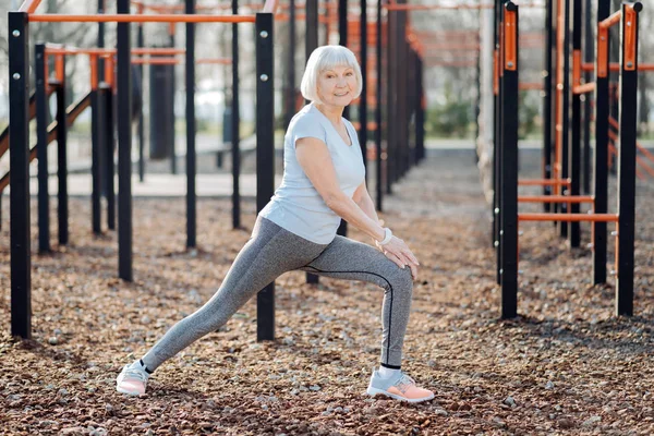 屋外で運動喜んで高齢女性 — ストック写真
