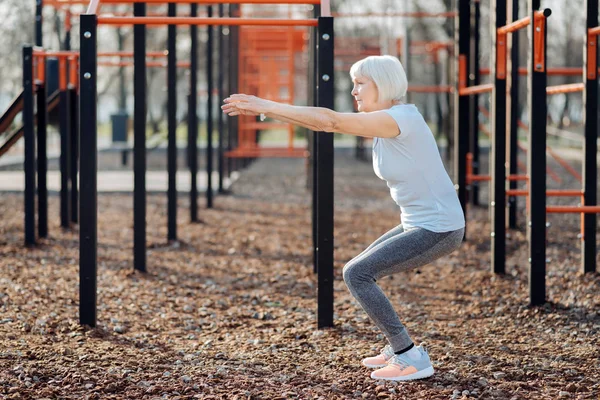 Açık havada egzersiz ilham sportif kadın — Stok fotoğraf