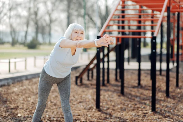 Šťastná žena urostlý cvičení venku — Stock fotografie