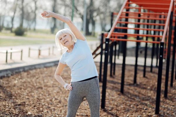 Upozornění stará žena cvičení venku — Stock fotografie