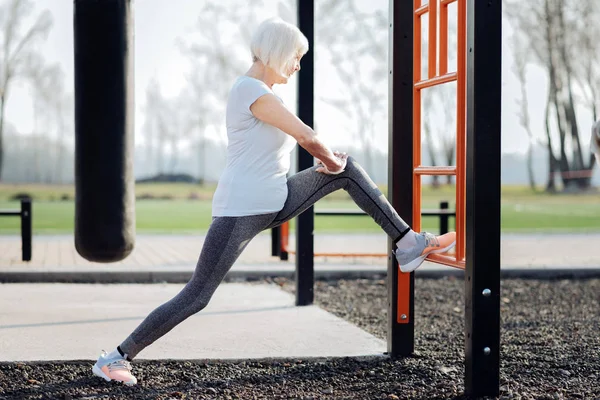 Určuje žena trénink venku — Stock fotografie