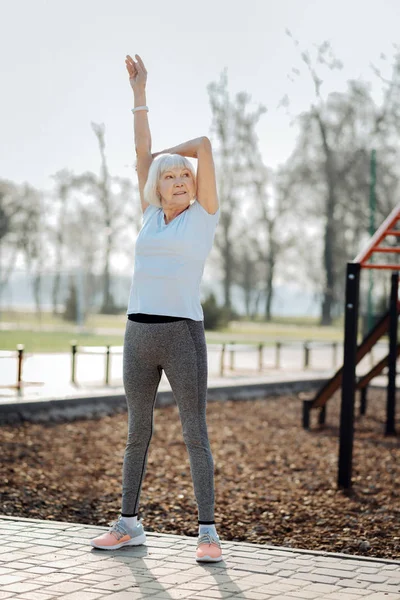 Inspiraci ve věku žena trénink venku — Stock fotografie