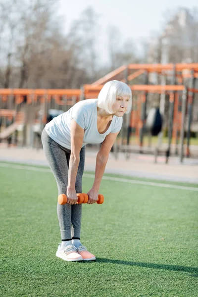 여자 손 무게로 운동 집중 — 스톡 사진