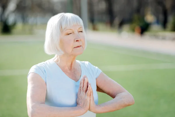 Meditatív nő, jóga, a parkban — Stock Fotó