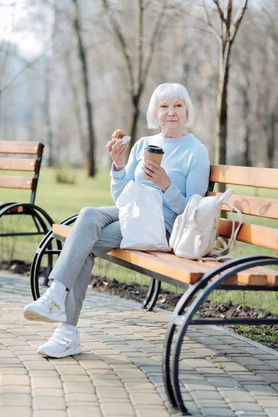 Mujer alegre disfrutando de su café y una galleta —  Fotos de Stock