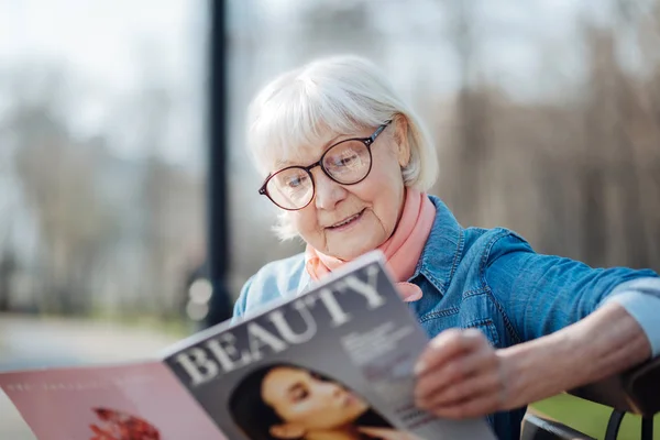 Veselá žena čtení časopisu — Stock fotografie