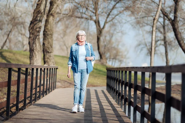 Mujer exuberante caminando en el parque —  Fotos de Stock