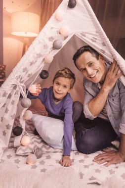 Neşeli mutlu baba ve oğul oynarken