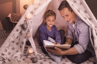 Oğlu ile vakit geçirmek iyi memnun adam