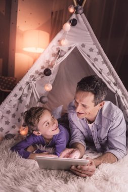 Mutlu mutlu çocuk babasına bakıyor