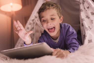 Mutlu sevimli çocuk bir online arama yapma