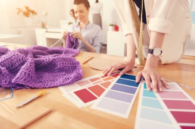 Deneyimli tasarımcı seçimi renk desen yakın çekim