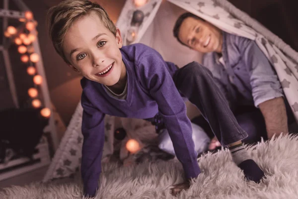Gelukkig positieve jongen lachend — Stockfoto