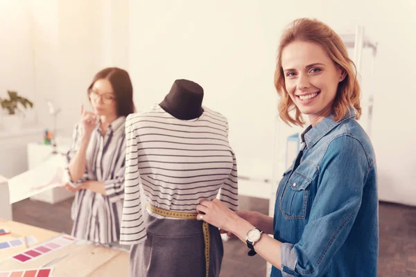 Diseñador experimentado que toma medidas del maniquí — Foto de Stock