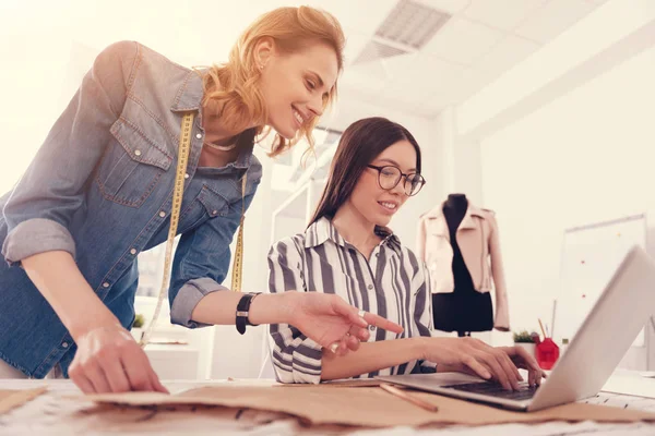 Alegre sastres trabajando en el estudio — Foto de Stock