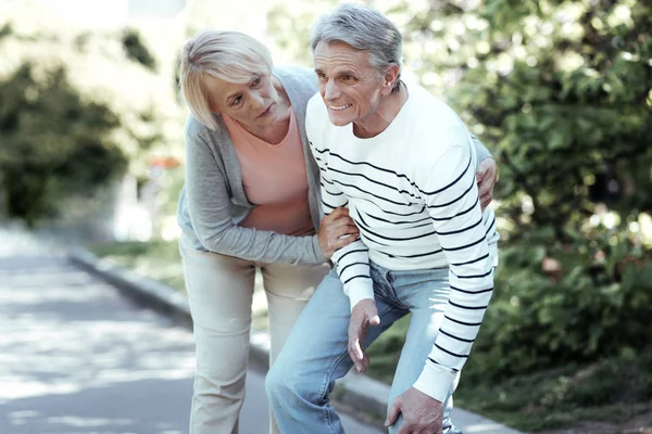 Sterke pensioen aan zijn knie te raken — Stockfoto